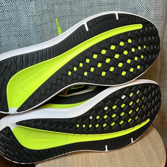 Nike Air Winflo 10 Sneakers Running Lace Up Black Hot Pink Neon Yellow NWOT - Picture 4 of 7